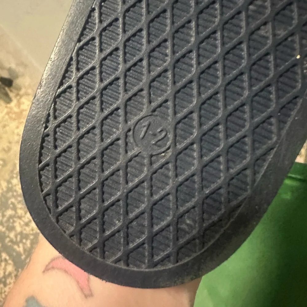 Old Navy Navy and Gray Sandals Set‎